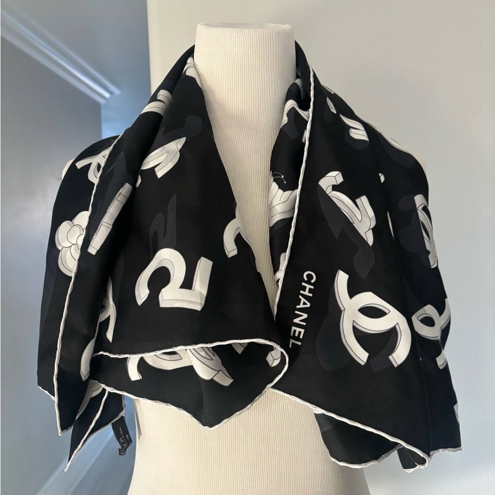 SOLD!!!!!!!!!!!!!!!!! ❌❌❌ Chanel Black and White Scarve